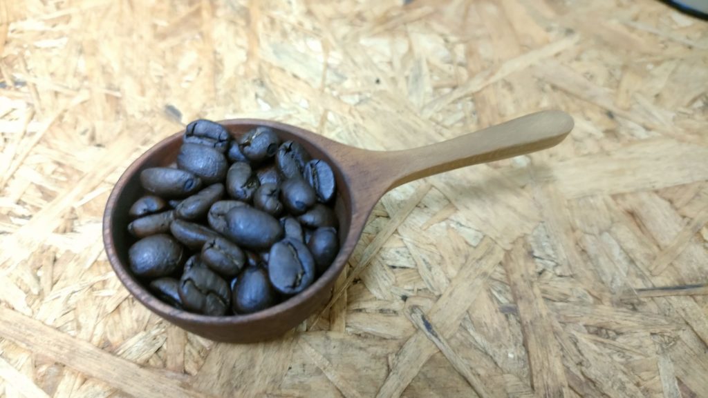 コーヒースプーンにコーヒー豆が入っている