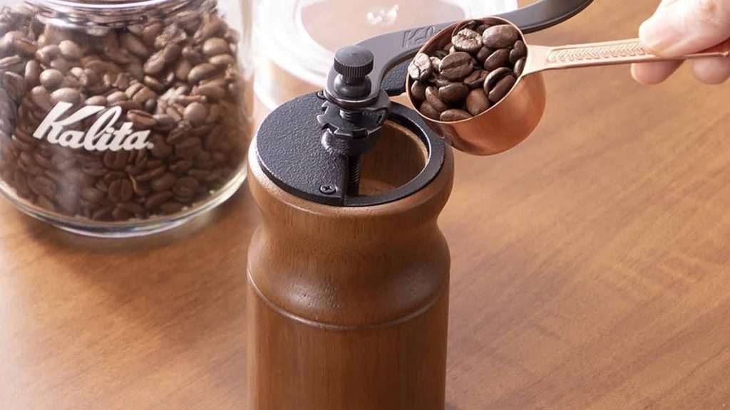 コーヒーミルにコーヒー豆を入れる